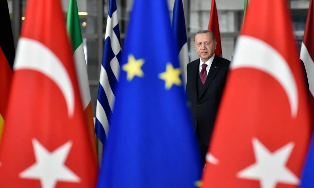 Κέβιν Φέδερστοουν της «κίνησης των 24»: Η Ευρώπη θα πληρώσει ακριβά τον Ερντογάν